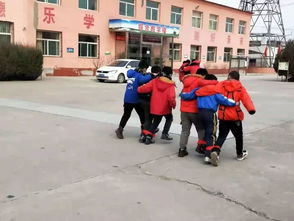 化肥厂小学组织三人四足和踢毽子体育比赛