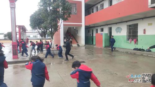 临川区嵩湖中心小学开展校园消防安全培训 图