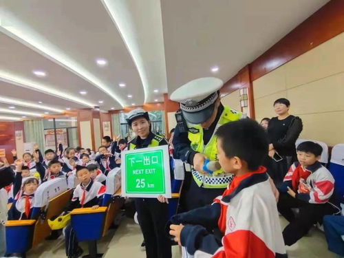小手拉大手 池州公安交警走进实验小学开展 一盔一带 宣传活动